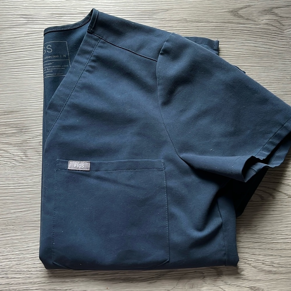 DARK HARBOR FIGS ONE POCKET SCRUB TOP
